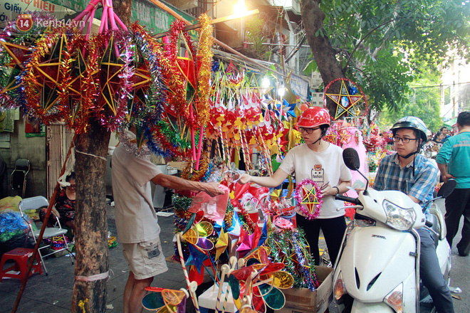 Phố Hàng Mã rục rịch mùa Trung thu: Hàng Trung Quốc vắng bóng, lồng đèn truyền thống lên ngôi - Ảnh 11.