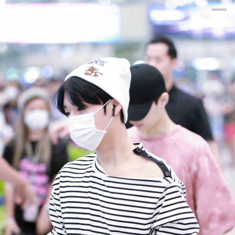 Thì ra không chỉ mấy nữ idol mà đến Ji Hoon (Wanna One) cũng thích mặc áo khoe xương quai xanh - Ảnh 2. Thì ra không chỉ mấy nữ idol mà đến Ji Hoon (Wanna One) cũng thích mặc áo khoe xương quai xanh - Ảnh 2.