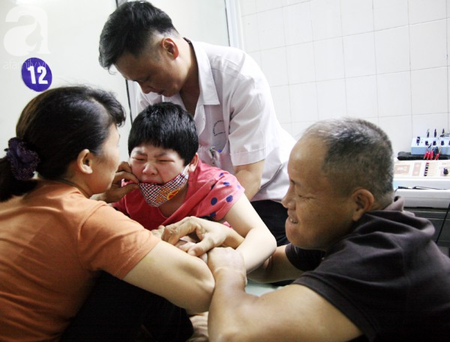 Bé gái 10 tuổi bại não thích nghe nhạc vàng và chuyện chưa kể về nụ cười sau những tiếng thét vang trời - Ảnh 1.