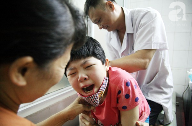 Bé gái 10 tuổi bại não thích nghe nhạc vàng và chuyện chưa kể về nụ cười sau những tiếng thét vang trời - Ảnh 2.