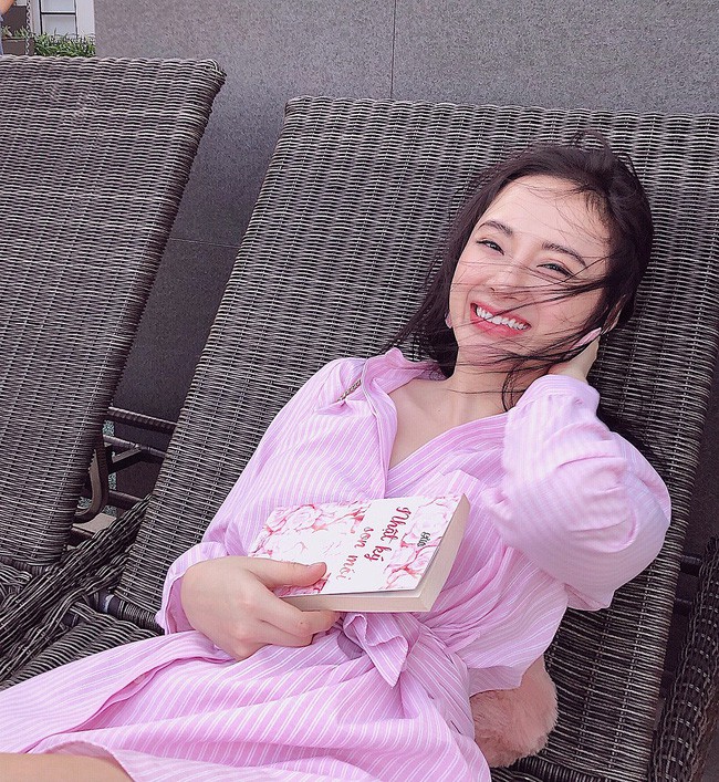 Mặc váy đầm lộng lẫy thôi chưa đủ, phải như Angela Phương Trinh chọn son môi “xuyệt tông” cùng trang phục nữa mới hoàn hảo 13 Mặc váy đầm lộng lẫy thôi chưa đủ, phải như Angela Phương Trinh chọn son môi “xuyệt tông” cùng trang phục nữa mới hoàn hảo - Ảnh 13.