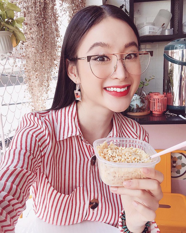 Mặc váy đầm lộng lẫy thôi chưa đủ, phải như Angela Phương Trinh chọn son môi “xuyệt tông” cùng trang phục nữa mới hoàn hảo 15 Mặc váy đầm lộng lẫy thôi chưa đủ, phải như Angela Phương Trinh chọn son môi “xuyệt tông” cùng trang phục nữa mới hoàn hảo - Ảnh 15.