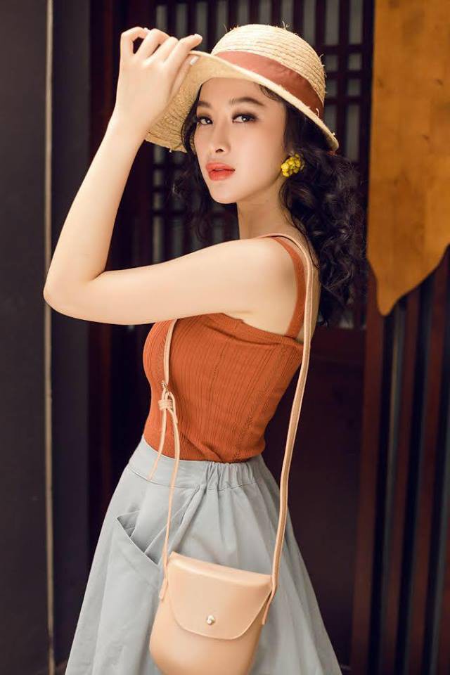 Mặc váy đầm lộng lẫy thôi chưa đủ, phải như Angela Phương Trinh chọn son môi “xuyệt tông” cùng trang phục nữa mới hoàn hảo 17 Mặc váy đầm lộng lẫy thôi chưa đủ, phải như Angela Phương Trinh chọn son môi “xuyệt tông” cùng trang phục nữa mới hoàn hảo - Ảnh 17.
