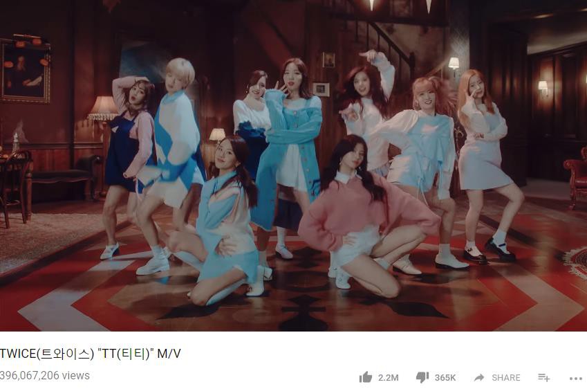 "Cuộc chiến ngầm" giành ngôi vị nữ hoàng Youtube của TWICE và Black Pink: Ai có MV cán mốc 400 triệu đầu tiên? 3 Cuộc chiến ngầm giành ngôi vị nữ hoàng Youtube của TWICE và Black Pink: Ai có MV cán mốc 400 triệu đầu tiên? - Ảnh 3.