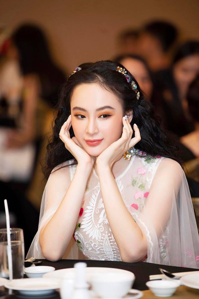 Mặc váy đầm lộng lẫy thôi chưa đủ, phải như Angela Phương Trinh chọn son môi “xuyệt tông” cùng trang phục nữa mới hoàn hảo - Ảnh 4.