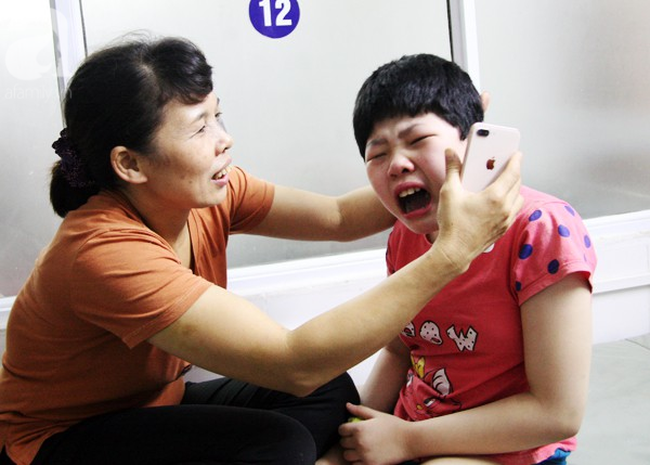 Bé gái 10 tuổi bại não thích nghe nhạc vàng và chuyện chưa kể về nụ cười sau những tiếng thét vang trời - Ảnh 4.