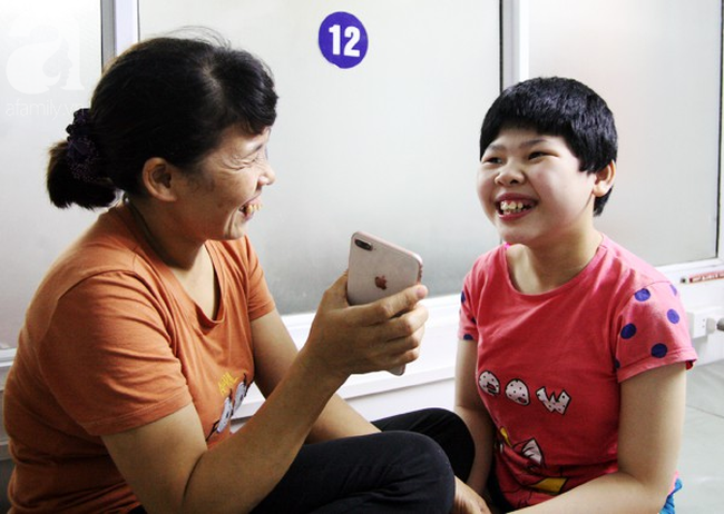 Bé gái 10 tuổi bại não thích nghe nhạc vàng và chuyện chưa kể về nụ cười sau những tiếng thét vang trời - Ảnh 5.