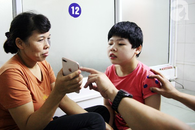 Bé gái 10 tuổi bại não thích nghe nhạc vàng và chuyện chưa kể về nụ cười sau những tiếng thét vang trời - Ảnh 6.