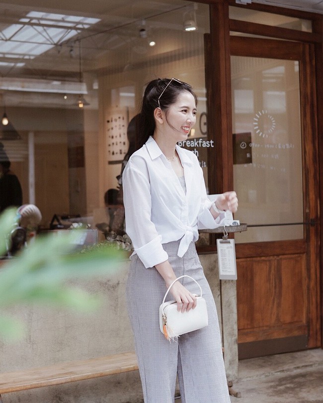 Sang thu, chưa cần diện áo khoác thì học ngay cách biến tấu sơmi thành 3 kiểu cực hay ho này 6 Sang thu, chưa cần diện áo khoác thì học ngay cách biến tấu sơmi thành 3 kiểu cực hay ho này - Ảnh 6.
