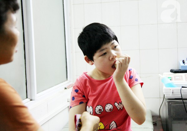 Bé gái 10 tuổi bại não thích nghe nhạc vàng và chuyện chưa kể về nụ cười sau những tiếng thét vang trời - Ảnh 7.