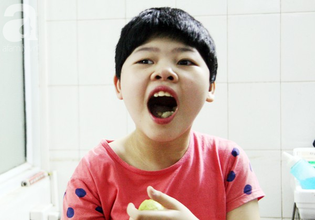 Bé gái 10 tuổi bại não thích nghe nhạc vàng và chuyện chưa kể về nụ cười sau những tiếng thét vang trời - Ảnh 8.