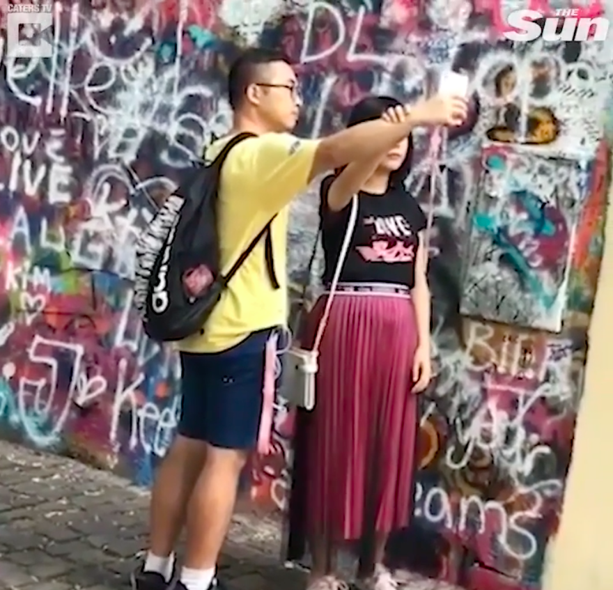 Chàng trai đáng thương nhất ngày: Có tâm làm công cụ chụp ảnh cho bạn gái nhưng lại chẳng được ló mặt vào khung hình nào! - Ảnh 2. Chàng trai đáng thương nhất ngày: Có tâm làm công cụ chụp ảnh cho bạn gái nhưng lại chẳng được ló mặt vào khung hình nào! - Ảnh 2.