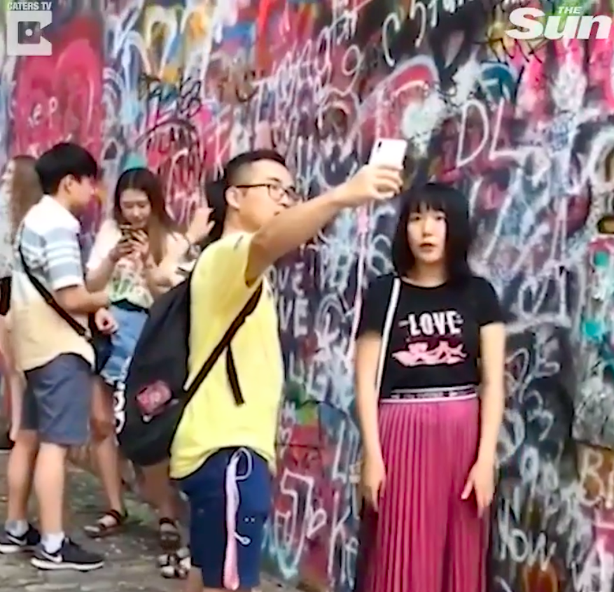Chàng trai đáng thương nhất ngày: Có tâm làm công cụ chụp ảnh cho bạn gái nhưng lại chẳng được ló mặt vào khung hình nào! - Ảnh 3. Chàng trai đáng thương nhất ngày: Có tâm làm công cụ chụp ảnh cho bạn gái nhưng lại chẳng được ló mặt vào khung hình nào! - Ảnh 3.