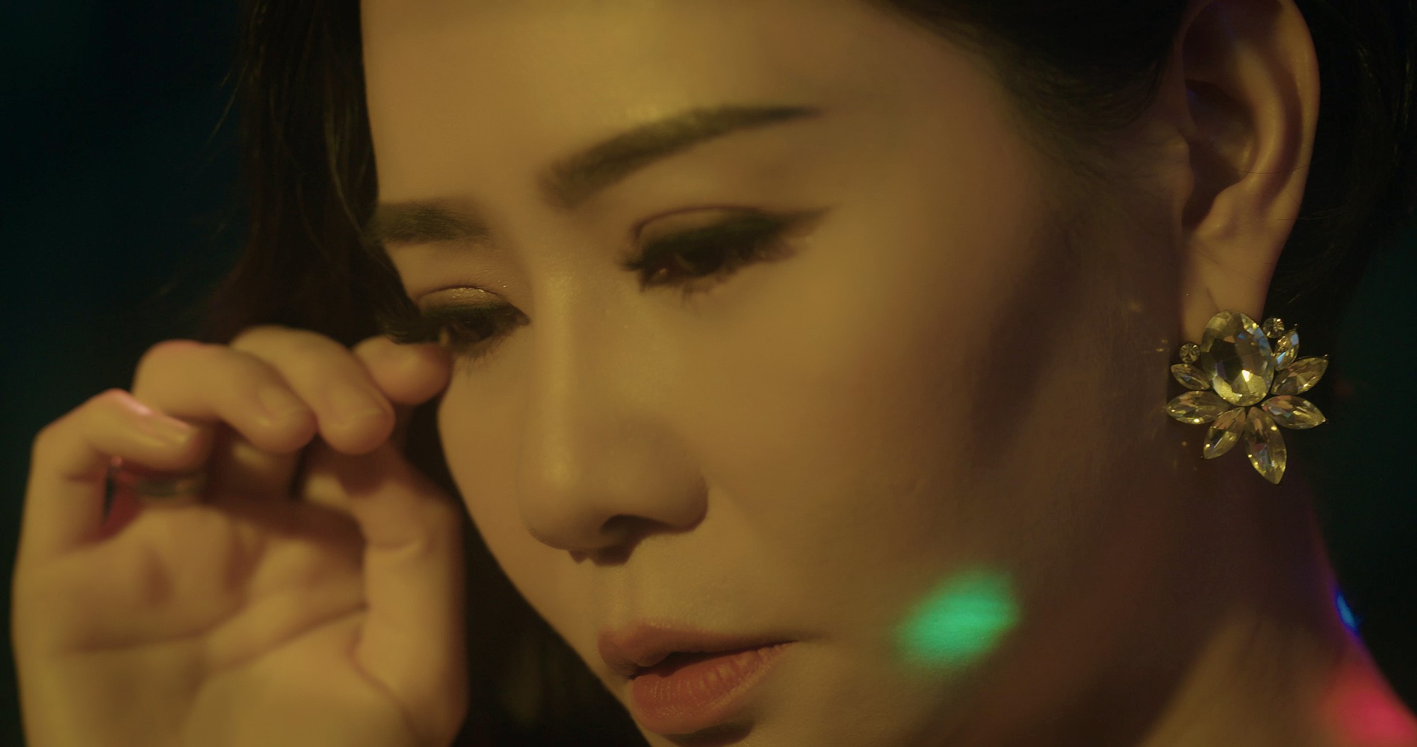 Tung teaser MV mới quay cận mặt giàn giụa nước mắt, Thu Minh khiến khán giả nhớ về MV One Shot đình đám của Mỹ Tâm - Ảnh 6. Tung teaser MV mới quay cận mặt giàn giụa nước mắt, Thu Minh khiến khán giả nhớ về MV One Shot đình đám của Mỹ Tâm - Ảnh 6.