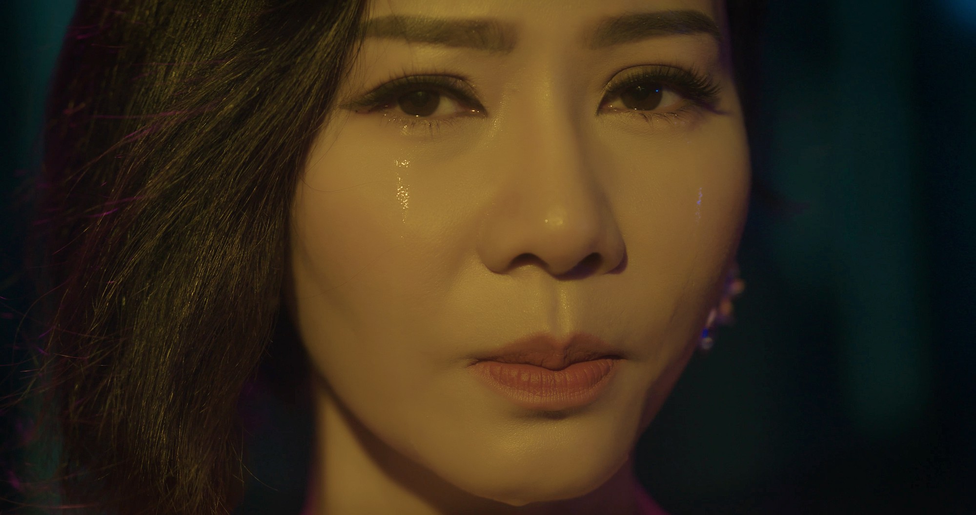 Tung teaser MV mới quay cận mặt giàn giụa nước mắt, Thu Minh khiến khán giả nhớ về MV One Shot đình đám của Mỹ Tâm - Ảnh 5. Tung teaser MV mới quay cận mặt giàn giụa nước mắt, Thu Minh khiến khán giả nhớ về MV One Shot đình đám của Mỹ Tâm - Ảnh 5.