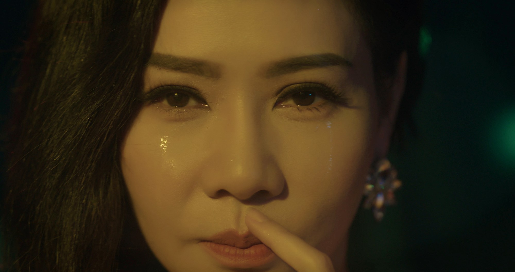 Tung teaser MV mới quay cận mặt giàn giụa nước mắt, Thu Minh khiến khán giả nhớ về MV One Shot đình đám của Mỹ Tâm - Ảnh 4. Tung teaser MV mới quay cận mặt giàn giụa nước mắt, Thu Minh khiến khán giả nhớ về MV One Shot đình đám của Mỹ Tâm - Ảnh 4.