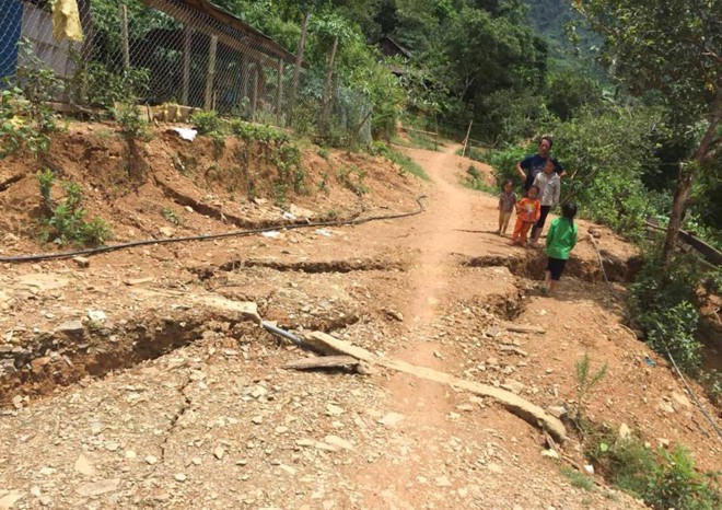 Nghệ An: Sụt lún kéo dài sau mưa, trường học phải khóa cửa di dời đến nhà văn hóa - Ảnh 1.