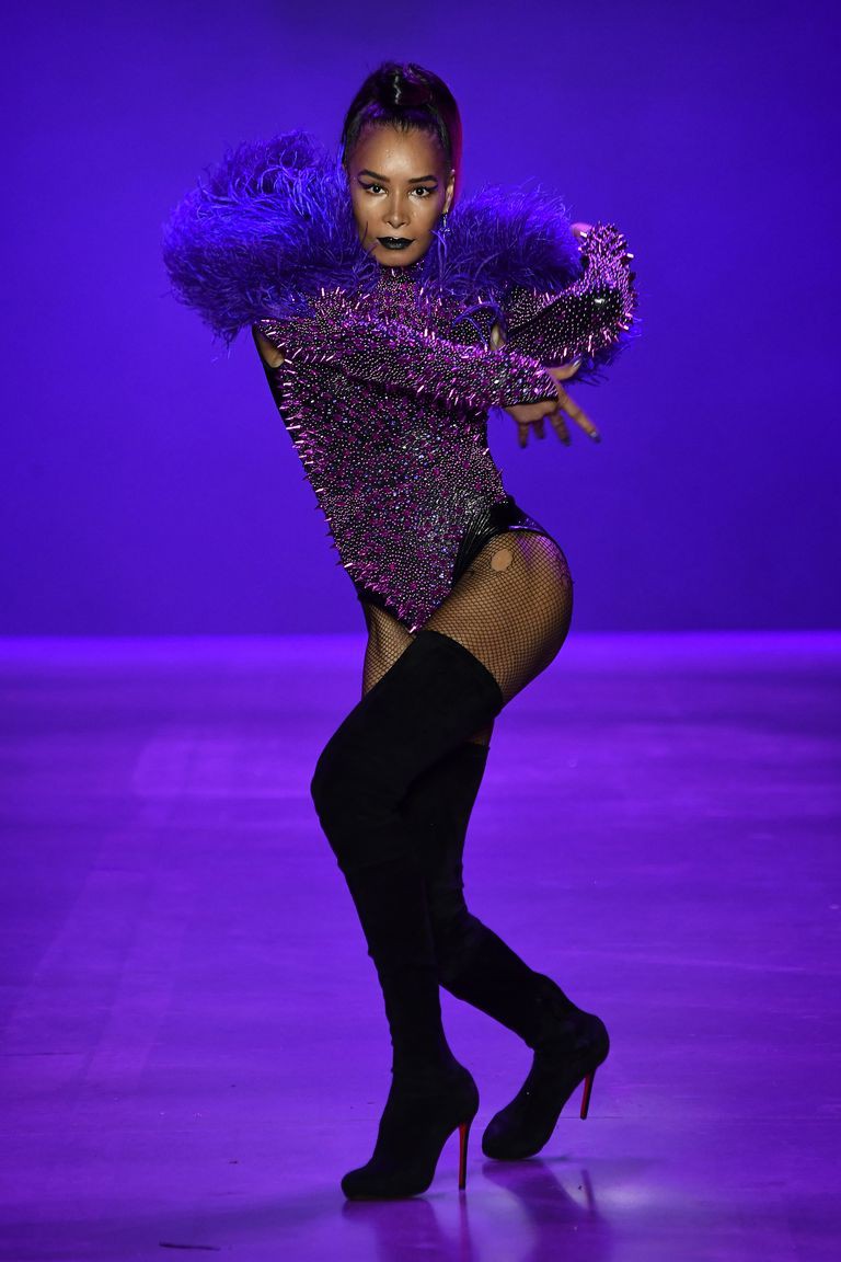 Màn trình diễn catwalk thót tim nhất NYFW: người mẫu vừa đi vừa nhảy giật đùng đùng rồi bất thình lình ngã xuống 1 Màn trình diễn catwalk thót tim nhất NYFW: người mẫu vừa đi vừa nhảy giật đùng đùng rồi bất thình lình ngã xuống - Ảnh 6.