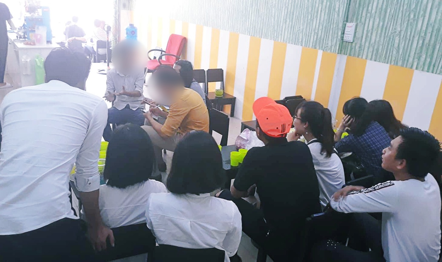 Lừa đảo hơn chục tỷ đồng bỏ trốn, giám đốc 8x rởm bị nạn nhân bắt giao công an khi đang nhận thêm tiền người khác ở Sài Gòn - Ảnh 2. Lừa đảo hơn chục tỷ đồng bỏ trốn, giám đốc 8x rởm bị nạn nhân bắt giao công an khi đang nhận thêm tiền người khác ở Sài Gòn - Ảnh 2.