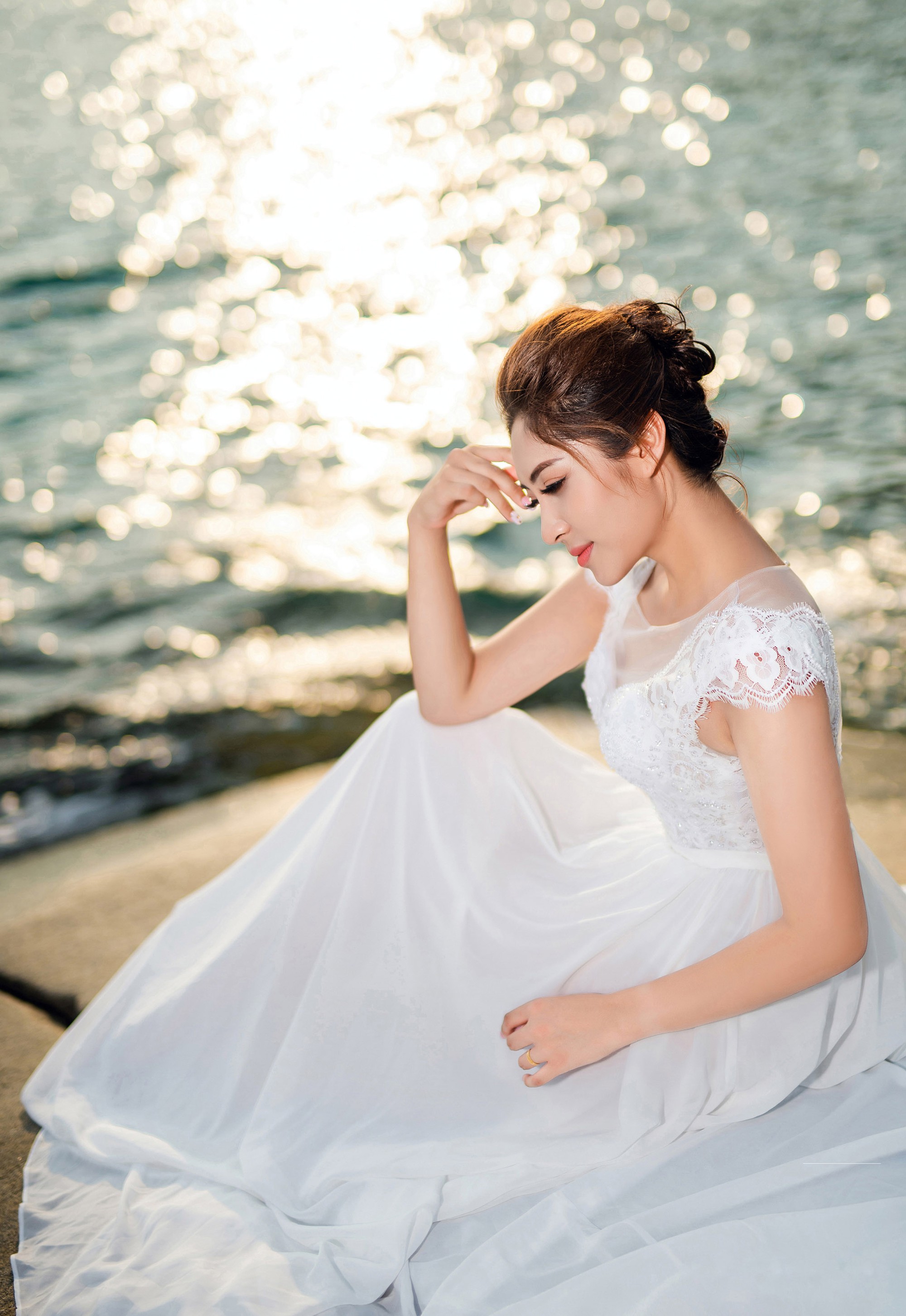 Hoa hậu trả vương miện Đặng Thu Thảo ngọt ng&agrave;o kho&aacute; m&ocirc;i vị h&ocirc;n phu trong ảnh cưới - Ảnh 2.