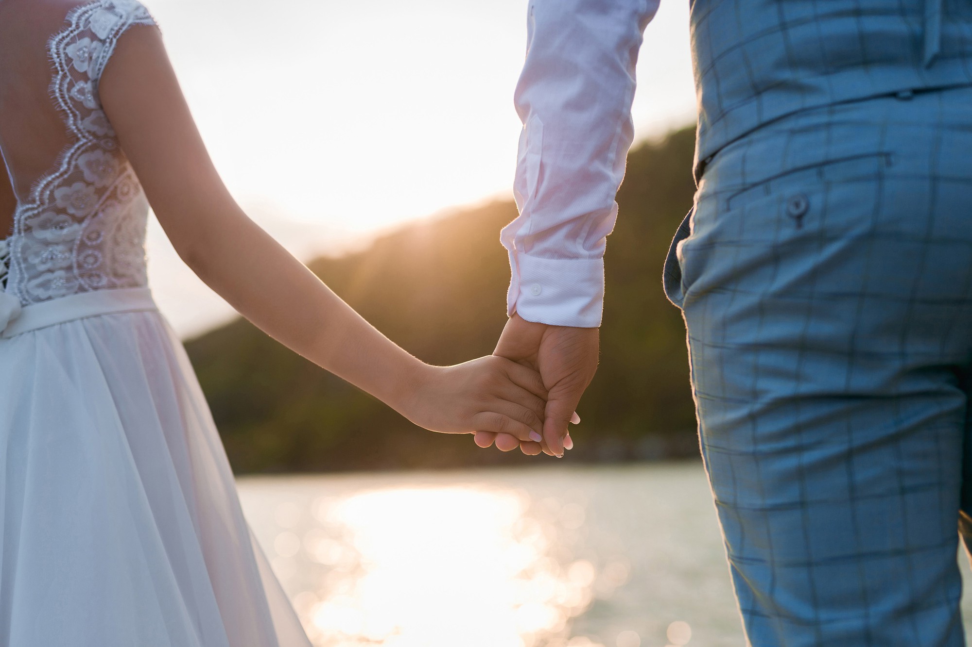 Hoa hậu trả vương miện Đặng Thu Thảo ngọt ng&agrave;o kho&aacute; m&ocirc;i vị h&ocirc;n phu trong ảnh cưới - Ảnh 7.