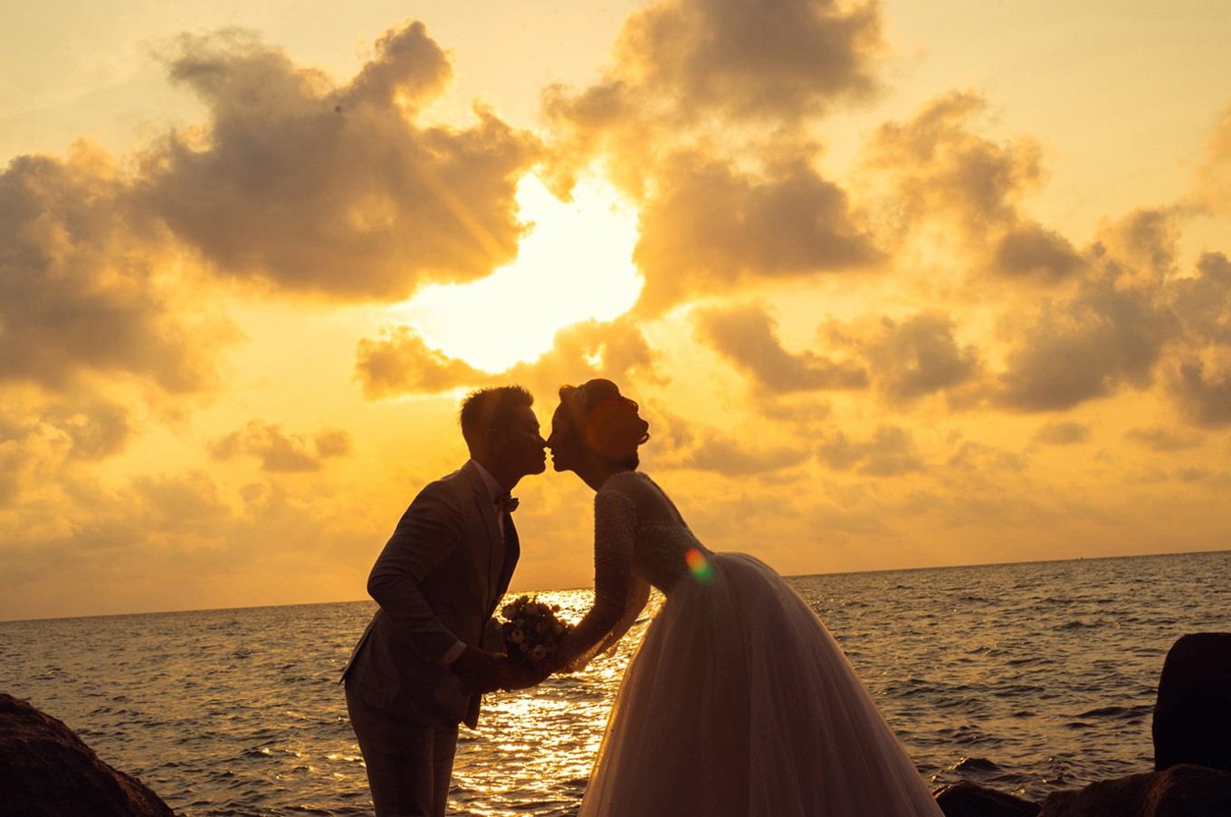 Hoa hậu trả vương miện Đặng Thu Thảo ngọt ng&agrave;o kho&aacute; m&ocirc;i vị h&ocirc;n phu trong ảnh cưới - Ảnh 3.