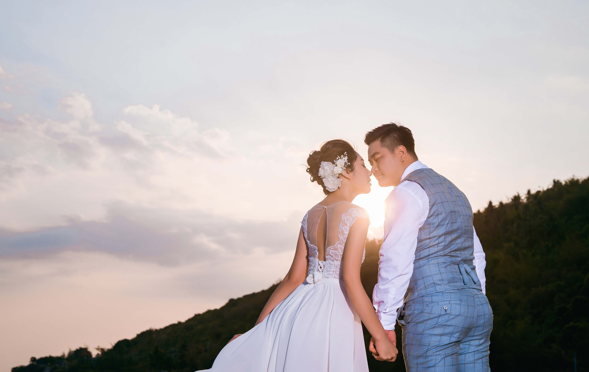 Hoa hậu trả vương miện Đặng Thu Thảo ngọt ng&agrave;o kho&aacute; m&ocirc;i vị h&ocirc;n phu trong ảnh cưới - Ảnh 4.