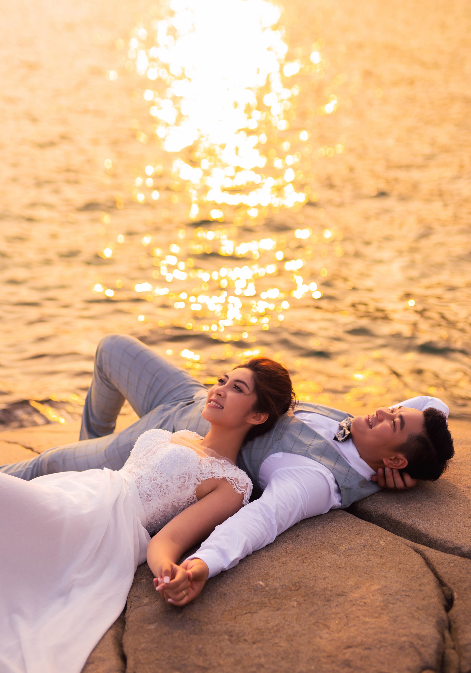 Hoa hậu trả vương miện Đặng Thu Thảo ngọt ng&agrave;o kho&aacute; m&ocirc;i vị h&ocirc;n phu trong ảnh cưới - Ảnh 5.