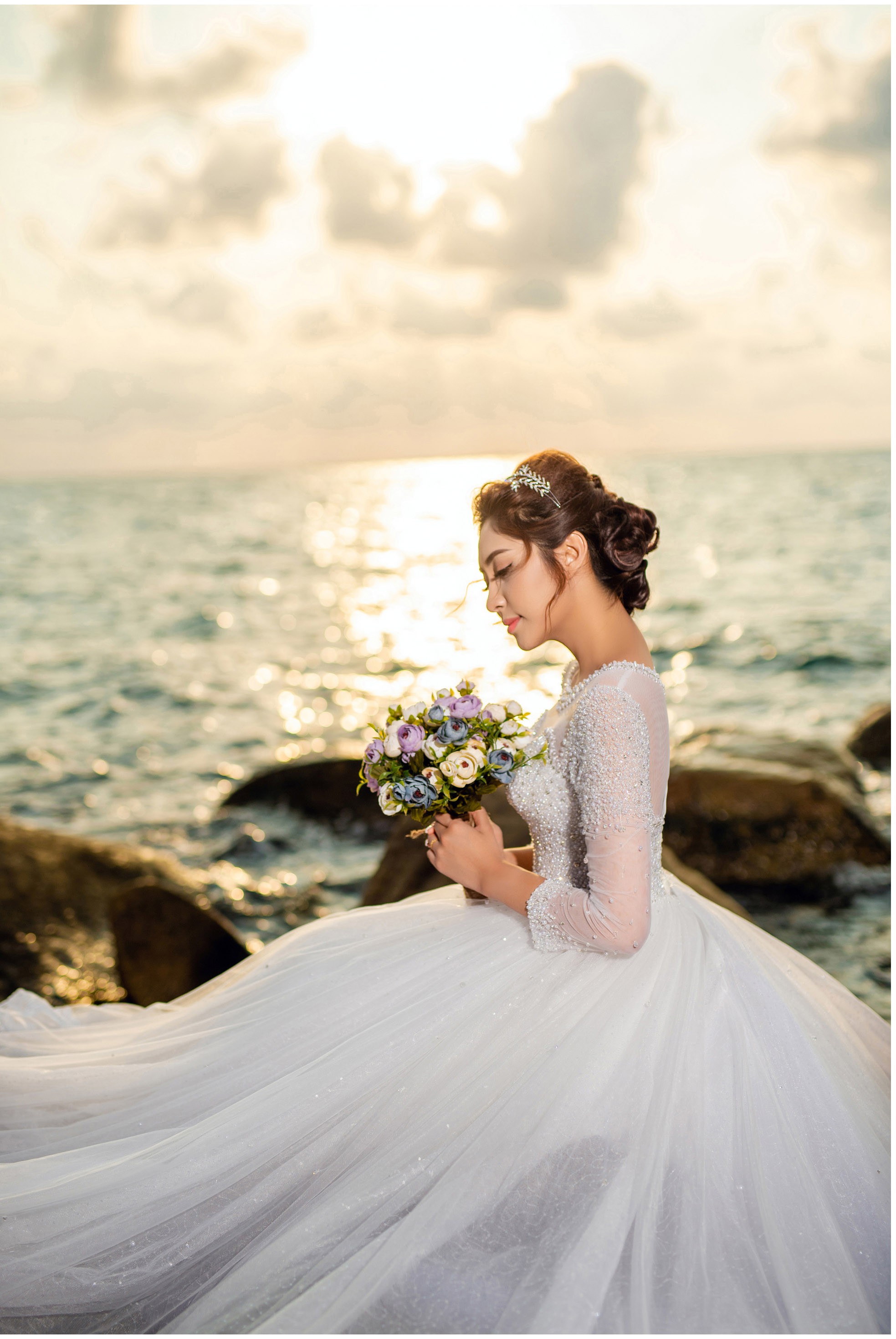 Hoa hậu trả vương miện Đặng Thu Thảo ngọt ng&agrave;o kho&aacute; m&ocirc;i vị h&ocirc;n phu trong ảnh cưới - Ảnh 6.