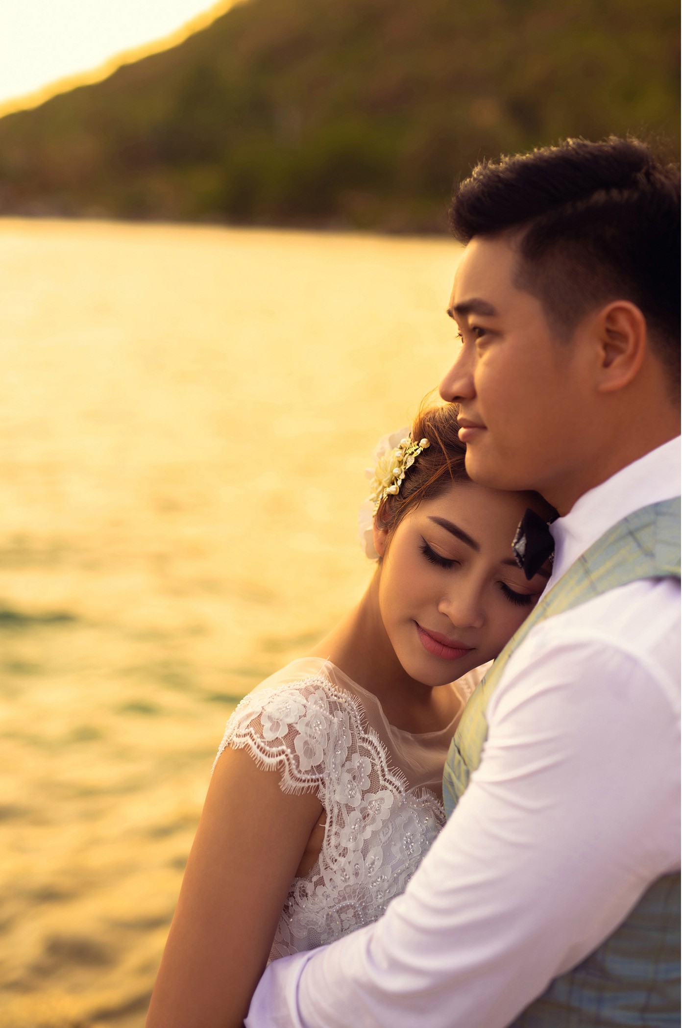 Hoa hậu trả vương miện Đặng Thu Thảo ngọt ng&agrave;o kho&aacute; m&ocirc;i vị h&ocirc;n phu trong ảnh cưới - Ảnh 1.