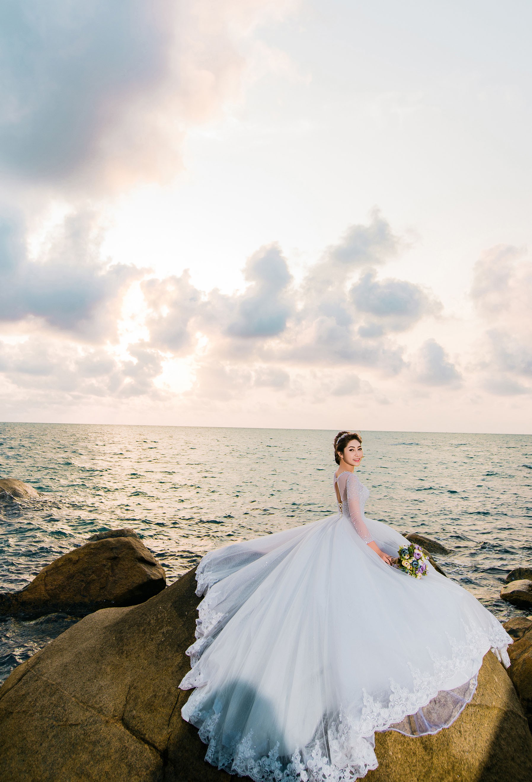 Hoa hậu trả vương miện Đặng Thu Thảo ngọt ng&agrave;o kho&aacute; m&ocirc;i vị h&ocirc;n phu trong ảnh cưới - Ảnh 8.