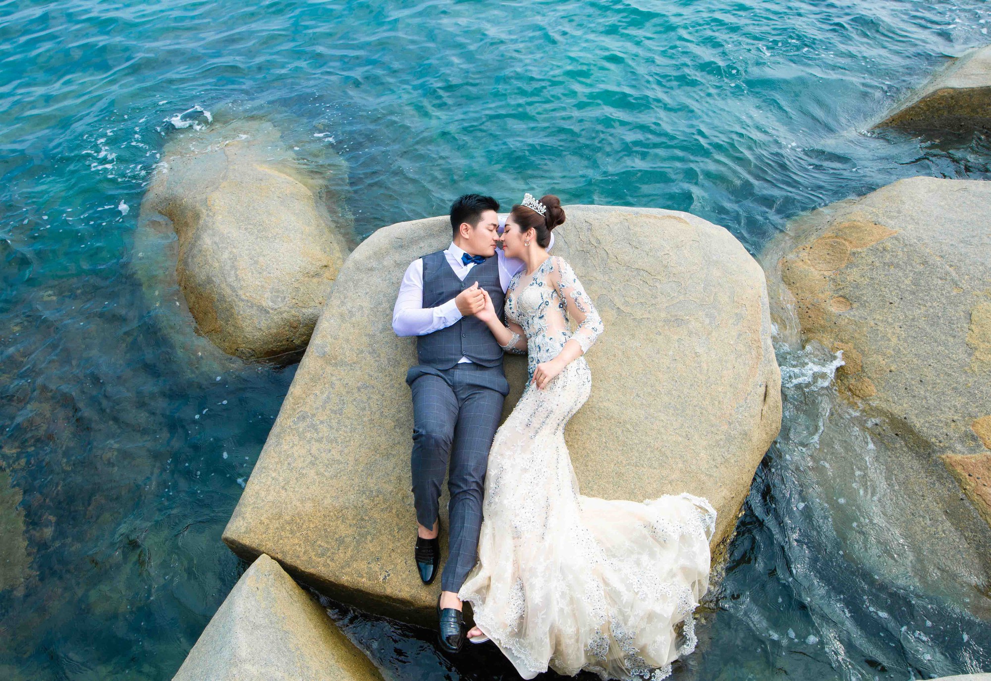 Hoa hậu trả vương miện Đặng Thu Thảo ngọt ng&agrave;o kho&aacute; m&ocirc;i vị h&ocirc;n phu trong ảnh cưới - Ảnh 9.