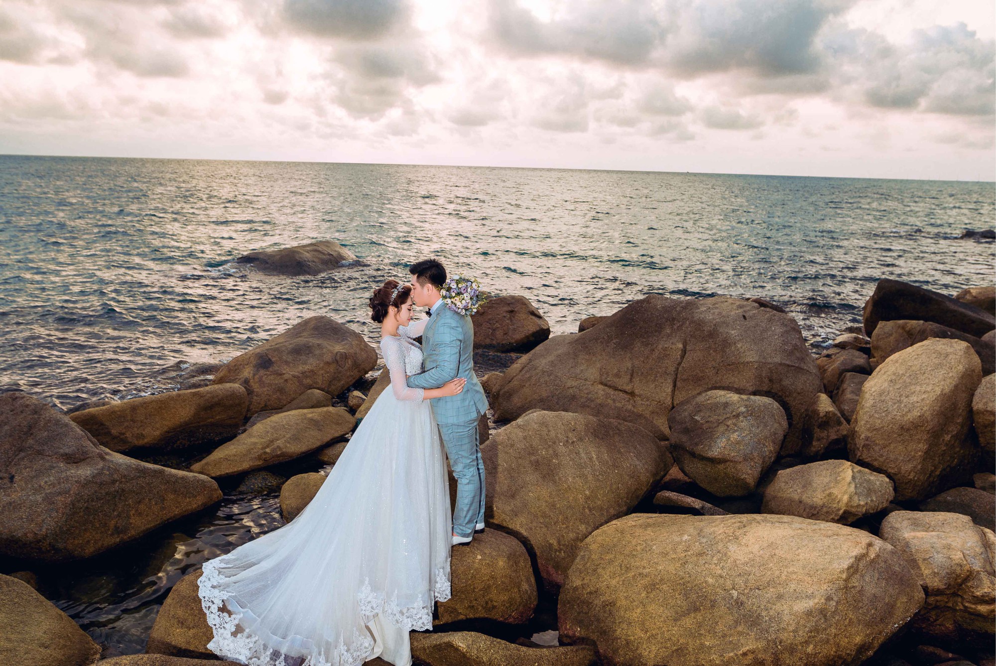 Hoa hậu trả vương miện Đặng Thu Thảo ngọt ng&agrave;o kho&aacute; m&ocirc;i vị h&ocirc;n phu trong ảnh cưới - Ảnh 10.