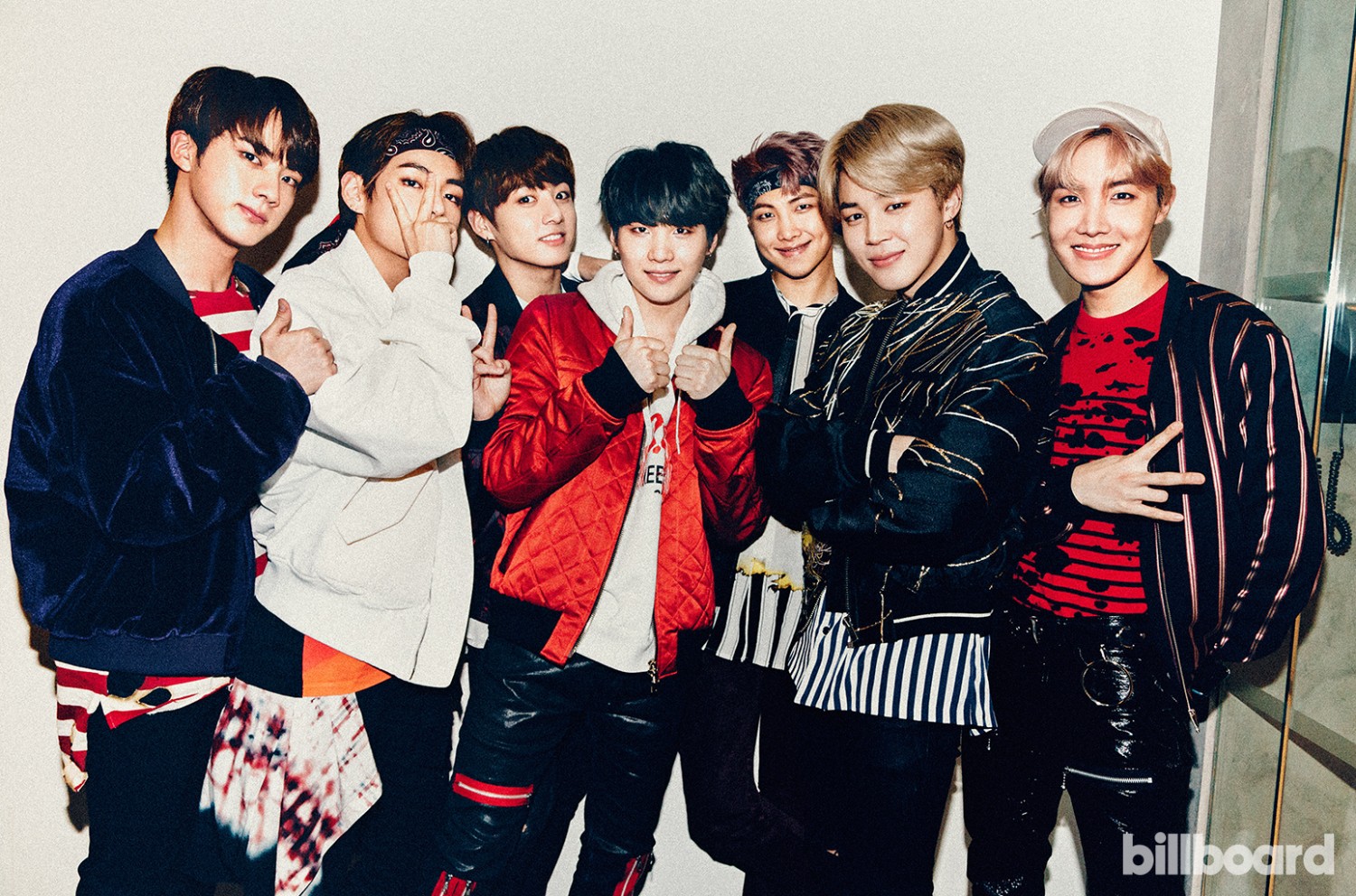 Đem về cho Big Hit khoản tiền khủng này trong năm 2018, BTS hoàn toàn xứng đáng với danh hiệu gà đẻ kim cương của công ty - Ảnh 2. Đem về cho Big Hit khoản tiền khủng này trong năm 2018, BTS hoàn toàn xứng đáng với danh hiệu gà đẻ kim cương của công ty - Ảnh 2.