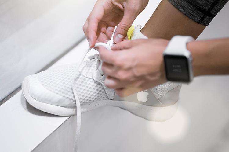 Trố mắt với iGiày mới toanh của Apple, tưởng ngầu hóa ra có mỗi chức năng thông báo - Ảnh 1. Trố mắt với iGiày mới toanh của Apple, tưởng ngầu hóa ra có mỗi chức năng thông báo - Ảnh 1.