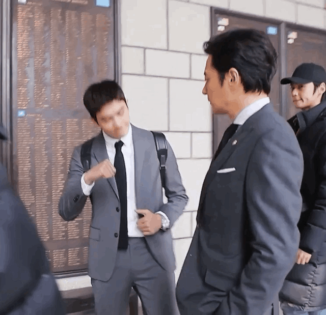 Khi qu&yacute; &ocirc;ng cực phẩm xứ H&agrave;n đọ sắc với đ&agrave;n em: Người gi&agrave; hơn chục tuổi vẫn thắng thế, kẻ bị d&igrave;m trong 1 nốt nhạc - Ảnh 4.