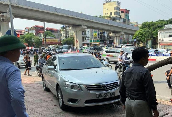 Xế hộp Camry tông liên hoàn trên phố Hà Nội, 2 người bị thương - Ảnh 2.