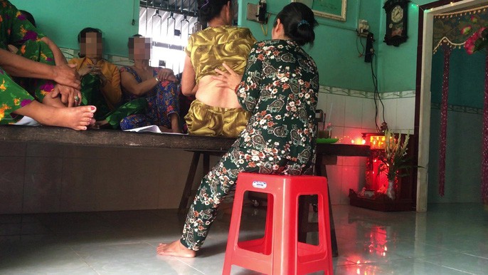 Nữ “thần y” có tên “Ông Cóc” trị bá bệnh bằng cách… vuốt, thổi - Ảnh 4. Nữ “thần y” có tên “Ông Cóc” trị bá bệnh bằng cách… vuốt, thổi - Ảnh 4.