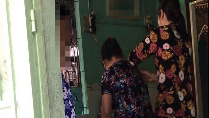 Nữ “thần y” có tên “Ông Cóc” trị bá bệnh bằng cách… vuốt, thổi - Ảnh 5. Nữ “thần y” có tên “Ông Cóc” trị bá bệnh bằng cách… vuốt, thổi - Ảnh 5.