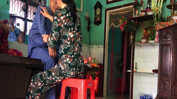 Nữ “thần y” có tên “Ông Cóc” trị bá bệnh bằng cách… vuốt, thổi - Ảnh 6. Nữ “thần y” có tên “Ông Cóc” trị bá bệnh bằng cách… vuốt, thổi - Ảnh 6.