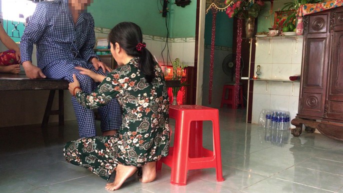 Nữ “thần y” có tên “Ông Cóc” trị bá bệnh bằng cách… vuốt, thổi - Ảnh 8. Nữ “thần y” có tên “Ông Cóc” trị bá bệnh bằng cách… vuốt, thổi - Ảnh 8.