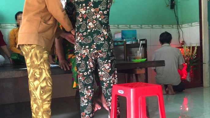 Nữ “thần y” có tên “Ông Cóc” trị bá bệnh bằng cách… vuốt, thổi - Ảnh 9. Nữ “thần y” có tên “Ông Cóc” trị bá bệnh bằng cách… vuốt, thổi - Ảnh 9.
