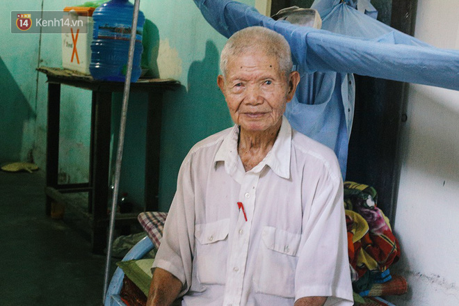 Câu chuyện đáng thương phía sau bức ảnh cụ ông ở Đà Nẵng cứ 20 giờ là tới siêu thị mua cơm thanh lý 10.000 đồng - Ảnh 2.