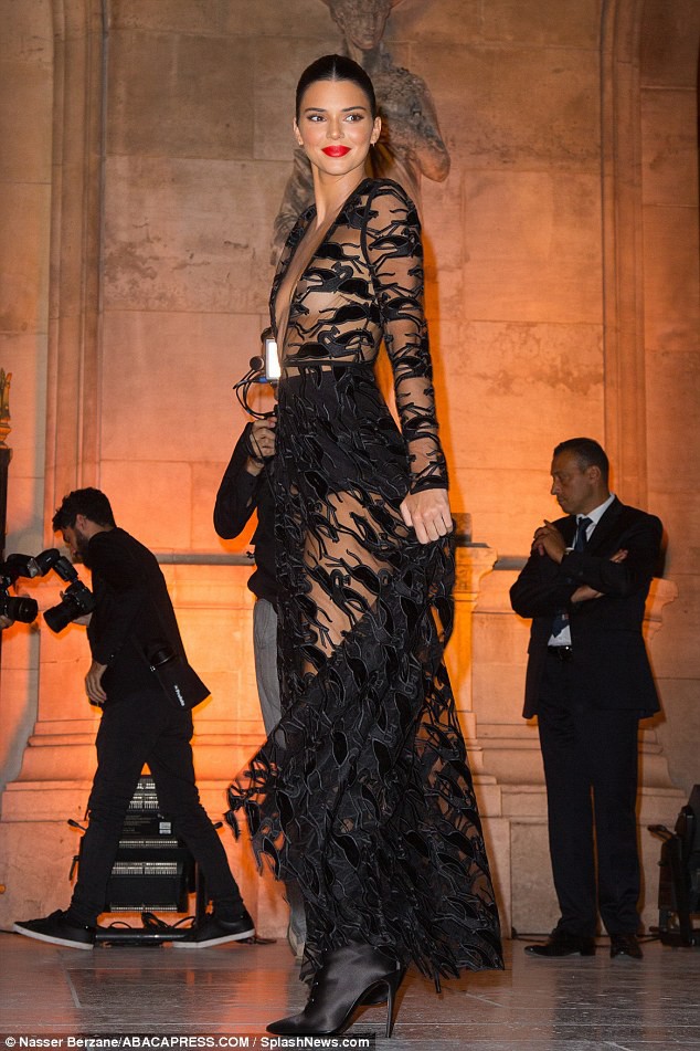 Mặc &aacute;o trong suốt, Kendall Jenner lộ cả nhũ hoa trước h&agrave;ng trăm con mắt - Ảnh 2.