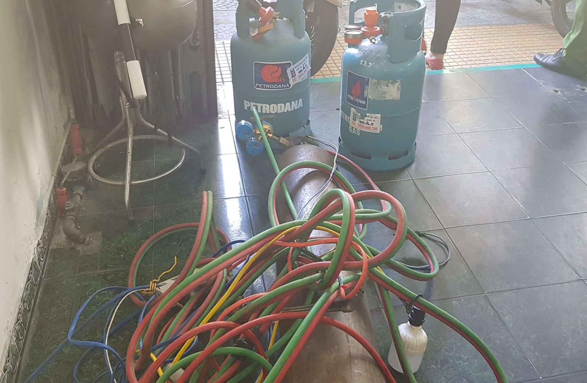 Vụ cháy lớn tại vũ trường ở trung tâm Đà Nẵng: Triệu tập 2 công nhân gò hàn - Ảnh 2. Vụ cháy lớn tại vũ trường ở trung tâm Đà Nẵng: Triệu tập 2 công nhân gò hàn - Ảnh 2.