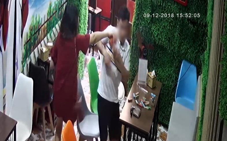 Cặp đôi đùa giỡn khiến tương cà, tương ớt văng bẩn khắp quán trà sữa, chủ quán đăng đàn trách móc khiến cộng đồng mạng cũng dậy sóng - Ảnh 5. Cặp đôi đùa giỡn khiến tương cà, tương ớt văng bẩn khắp quán trà sữa, chủ quán đăng đàn trách móc khiến cộng đồng mạng cũng dậy sóng - Ảnh 5.