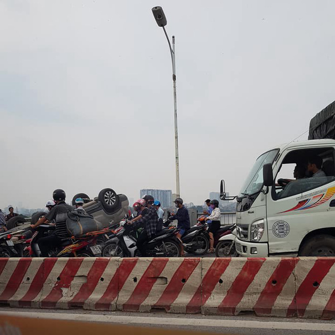 H&agrave; Nội: Xế hộp KIA Sorento mất l&aacute;i rồi nằm ngửa bụng giữa cầu Vĩnh Tuy g&acirc;y &ugrave;n tắc k&eacute;o d&agrave;i - Ảnh 3.
