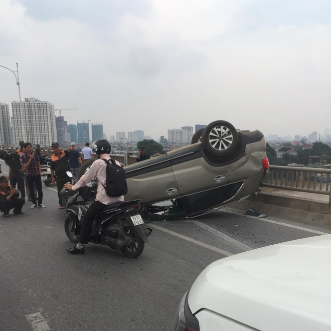 H&agrave; Nội: Xế hộp KIA Sorento mất l&aacute;i rồi nằm ngửa bụng giữa cầu Vĩnh Tuy g&acirc;y &ugrave;n tắc k&eacute;o d&agrave;i - Ảnh 2.