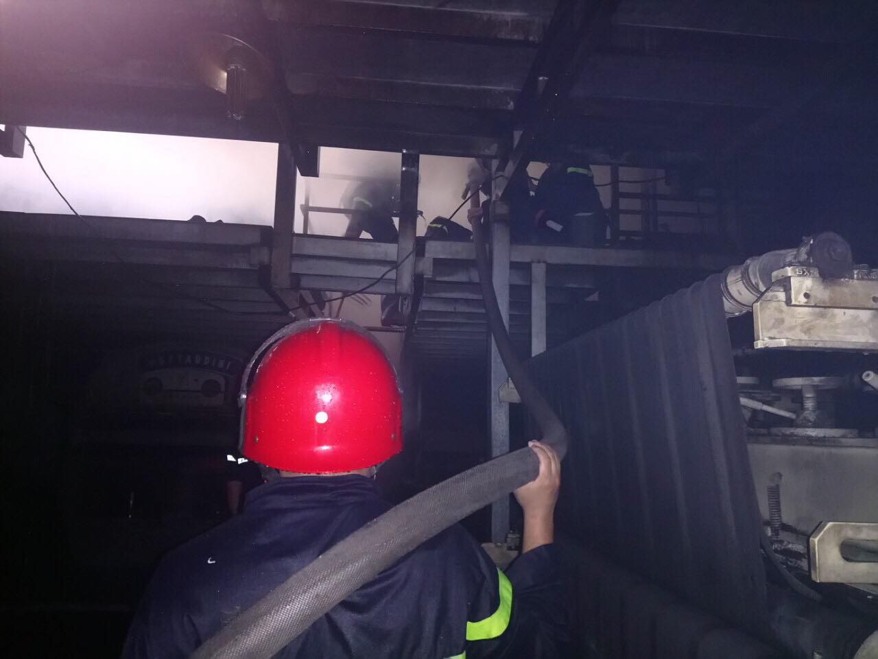 Hàng trăm chiến sĩ tham gia chữa cháy công ty hoá chất ở Sài Gòn - Ảnh 3. Hàng trăm chiến sĩ tham gia chữa cháy công ty hoá chất ở Sài Gòn - Ảnh 3.