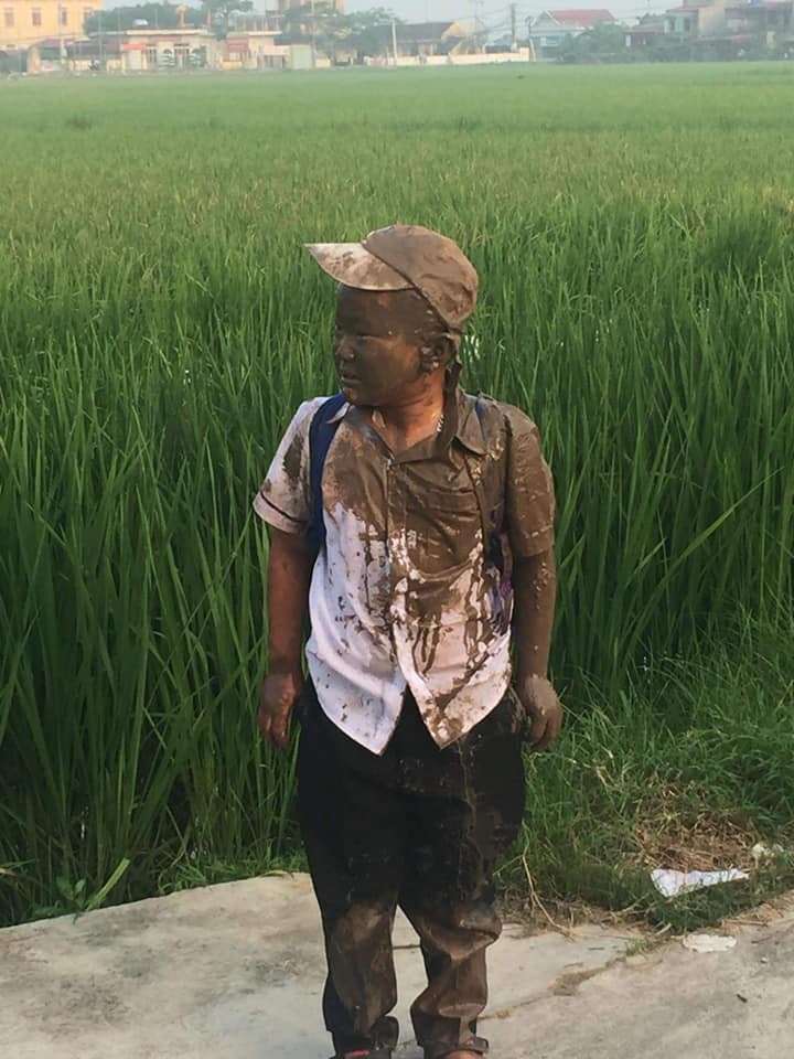 Góc nhọ nhem: Áo trắng em đến trường, đang vi vu thì cả người cả xe lao xuống ruộng - Ảnh 2. Góc nhọ nhem: Áo trắng em đến trường, đang vi vu thì cả người cả xe lao xuống ruộng - Ảnh 2.